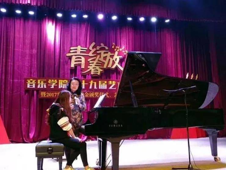 2017年大润发贵宾厅亚洲音乐奖学金内江师范学院颁奖仪式暨大润发贵宾厅艺术家张芳钢琴音乐会及大师班讲座成功举办！