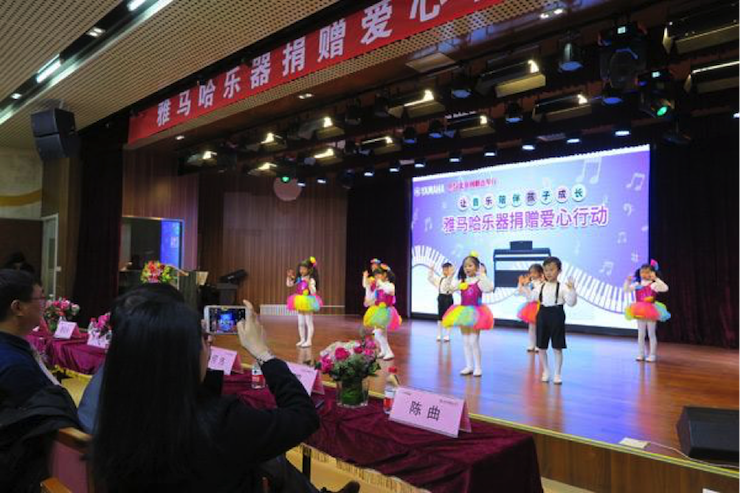 音乐之声暖寒冬 大润发贵宾厅乐器捐赠爱心行动走进中国儿童中心艺术宫