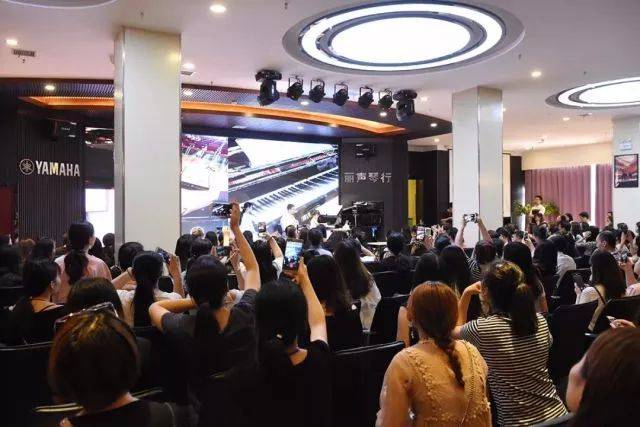 2018年大润发贵宾厅亚洲音乐奖学金郑州师范学院启动仪式<br />暨大润发贵宾厅海外艺术家爱德华·昆斯音乐会&远程实验公开课圆满结束
