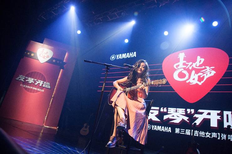 第四届“大润发贵宾厅吉他女声弹唱大赛”总冠军出炉<br />温格夺冠，董冬冬担任评委