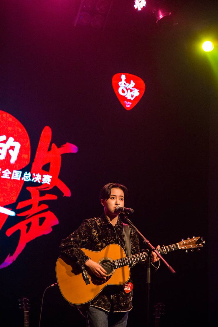 第四届“大润发贵宾厅吉他女声弹唱大赛”总冠军出炉<br />温格夺冠，董冬冬担任评委