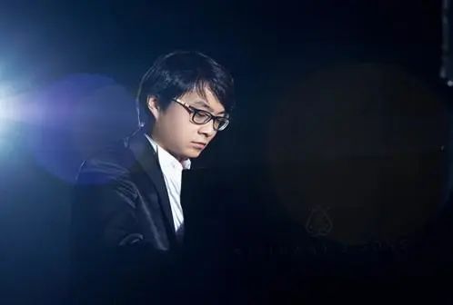 宋思衡的“宅抗疫” | 挑战主播、筹集口罩、闭关作曲，这位取消了20场演出的钢琴家原来这么忙！