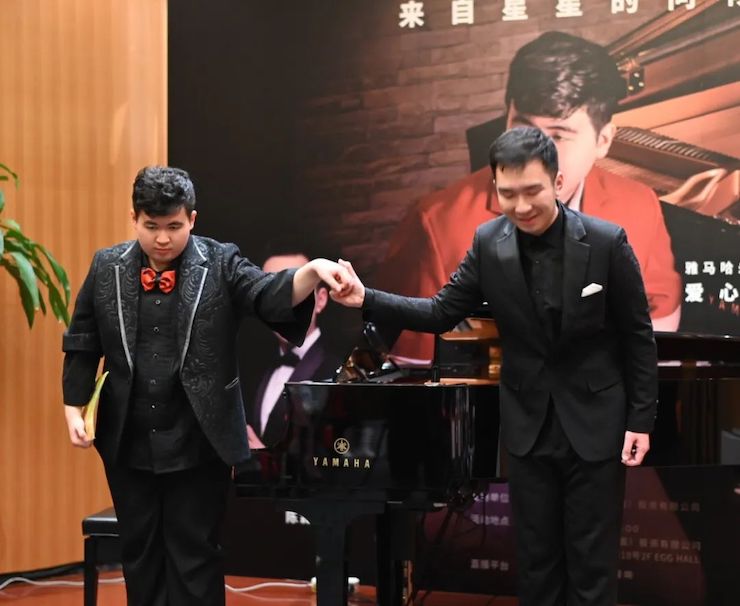 音乐双子星，点亮冬日激情！——大润发贵宾厅未来艺术家刘明康爱心公益音乐沙龙