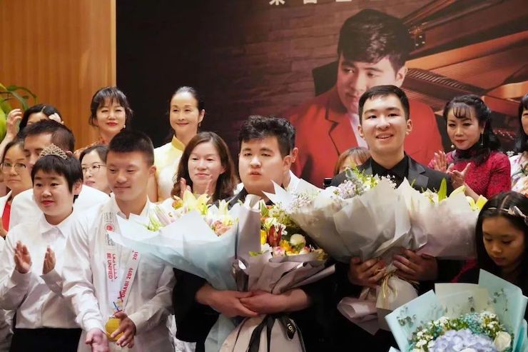 音乐双子星，点亮冬日激情！——大润发贵宾厅未来艺术家刘明康爱心公益音乐沙龙
